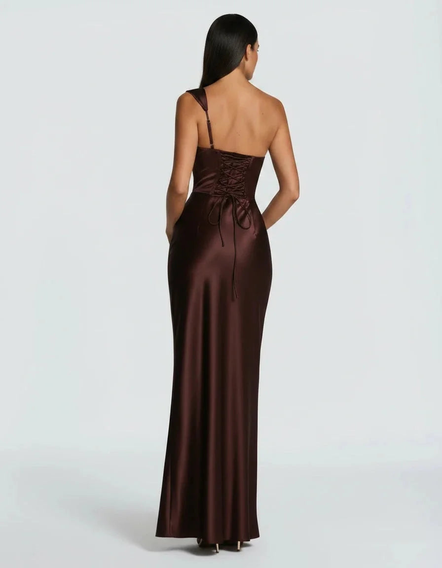 Amarante · La Robe En Satin Drapée À Une Épaule — photo 9